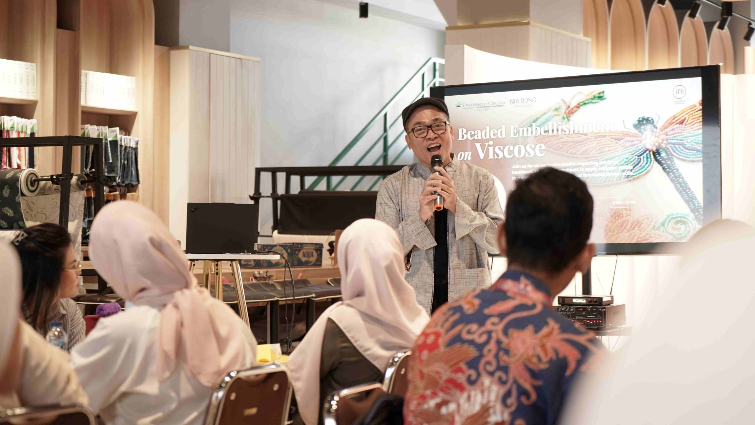 Bill Tjong memandu peserta dalam Embroidery Workshop di Jakarta Fashion Hub