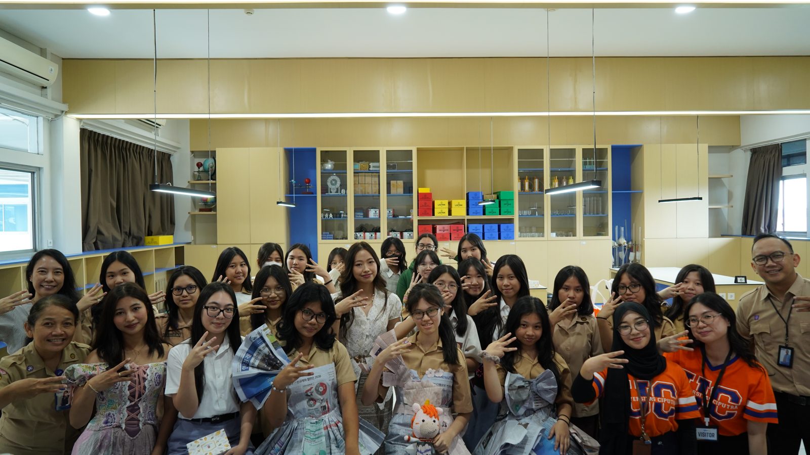 Alicia Amaris berfoto bersama siswa dan guru dalam workshop industri kreatif UC Jakarta